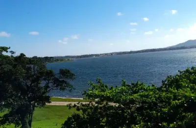 Linda cobertura 3 quartos de frente para lagoa. balneário/spa