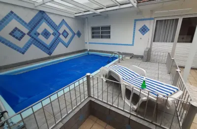 Casa com viabilidade multifamiliar e comercial, ótima construção.