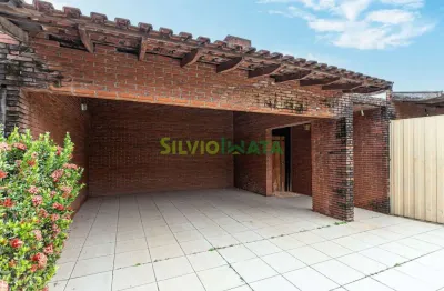 Sobrado à venda com terreno amplo em maringá zona 02