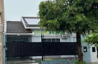 Excelente casa de 03 quartos sendo uma suíte, toda com planejados, sistema de energia solar e monitoramento, para morar no jardim monte rei.