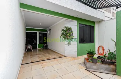 Casa à venda  conforto e excelente localização próximo à Av. Gastão Vidigal. Possui Área Goumet e Terraço