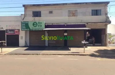 Ótima oportunidade de investimento localização privilegiada  terreno com sala comercial, dois apartamentos e uma casa nos fundos