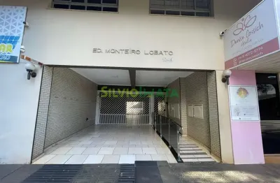 Excelente apartamento no ed. monteiro lobato, semi mobiliado, para morar próximo ao bosque, zona 03.
