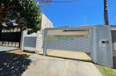 Excelente casa de 03 quartos , para morar no jardim monte rei.