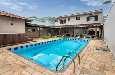 Sobrado à venda por R$ 1.400.000,00 na Vila Marumby, em Maringá-PR