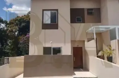 Sobrado 02 suites, semi isolada, excelente espaço de quintal