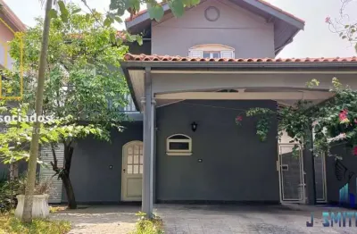 Casa 3 suítes, quintal, em condomínio na rua do shopping