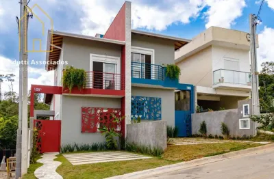 Casa com 03 dormitórios, em condomínio com quintal.