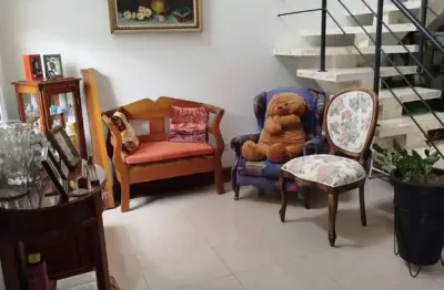 Casa 03 dormitórios, 1 suíte com sacada, pé direito duplo, 2 vagas
