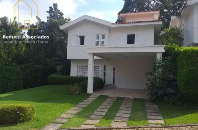 Casa com 240m² construídos e 4 suítes no  miolo da granja