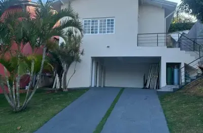 Casa 3 dormitórios, 1 Suíte, Lareira, 4 Vagas e Espaço para Piscina..