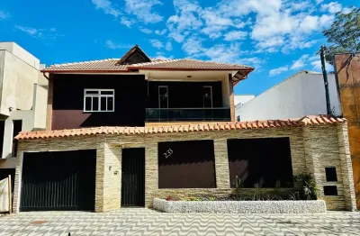 Ótima casa , no bairro Novo Horizonte, em rua plana, com muito sossego e segurança. Casa muito bem dividida com 4 quartos, piscina, sauna, fogão e forno a lenha, churrasqueira, lazer completo!