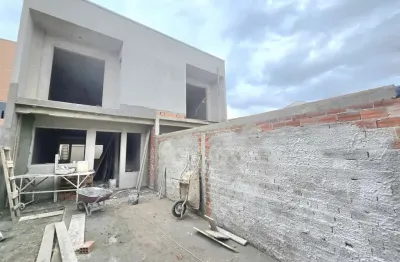 Sobrado 3 quartos sendo 1 suíte (1 dos dormitórios no piso inferior) no sítio cercado entrega em dez 25.