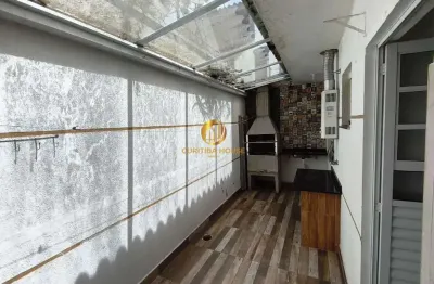 Sobrado com 3 quartos sendo 1 suíte com ar condicionado, churrasqueira nos fundos.