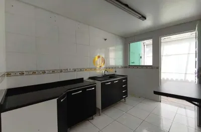 Sobrado com 3 quartos sendo 1 suíte com ar condicionado, churrasqueira nos fundos.