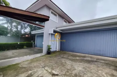 Casa  alto padrão com 5 quartos, 2 suítes, churrasqueira e amplo jardim.