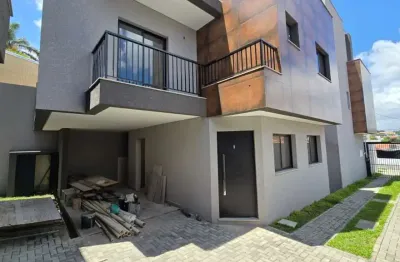 Triplex com 3 quartos, sendo 1 suíte, localizado na Rua Professora Júlia Valery Legat Neal, bairro Xaxim, Curitiba. Unidade interna , com terraço