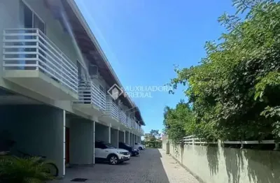Casa em condomínio fechado com 2 quartos para alugar na alcidomiro flores, 152, rio tavares, florianópolis, 67 m2 por r$ 3.520