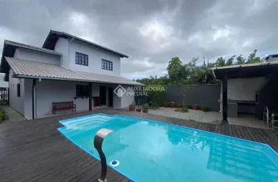 Casa com 3 quartos para alugar na rua quatorze bis, 349, carianos, florianópolis, 150 m2 por r$ 6.900