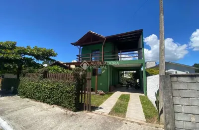 Casa com 2 quartos para alugar na rua laura duarte prazeres, 514, campeche, florianópolis, 100 m2 por r$ 4.800