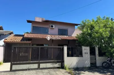 Casa com 4 quartos para alugar na rua quatorze bis, 361, carianos, florianópolis, 200 m2 por r$ 6.200
