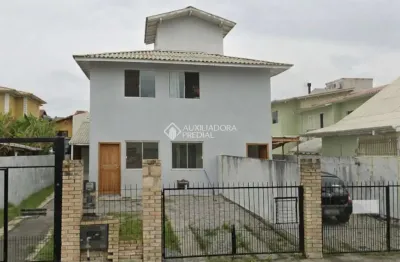Casa com 2 quartos para alugar na Rua Celso Martins da Silveira, 210, Carianos, Florianópolis, 98 m2 por R$ 3.500