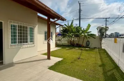 Casa com 2 quartos para alugar na rua arco íris, 518, carianos, florianópolis, 152 m2 por r$ 6.200