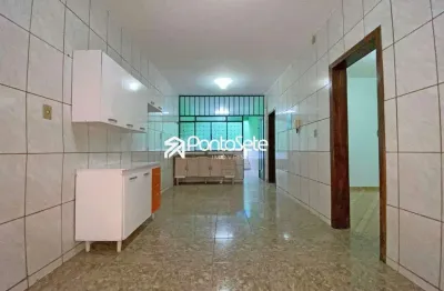 Casa com 3 quartos para alugar no Centro, Divinópolis 