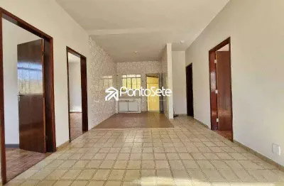 Casa com 3 quartos para alugar no Planalto, Divinópolis 