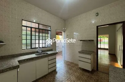 Casa com 3 quartos para alugar no Centro, Divinópolis 