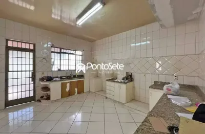 Casa com 4 quartos para alugar no Centro, Divinópolis 