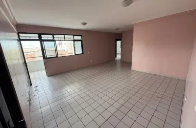 Imóvel exclusivo com 130 m2, há 200 m do mar com 02 varandas e 03 quartos