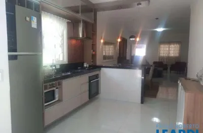 Casa em condomínio fechado com 3 quartos para alugar na Rua João Stener, Urbanova, São José dos Campos