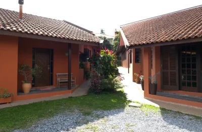 Refugio perfeito em santa felicidade com duas casas no mesmo terreno