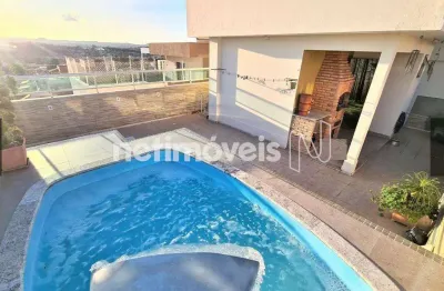 Linda cobertura à venda no ouro preto, 03 quartos, 04 vagas, piscina, prédio sem elevador, 2° andar.