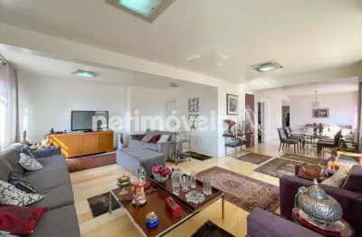 Área de convivência completa, piscina e espaço gourmet e academia.