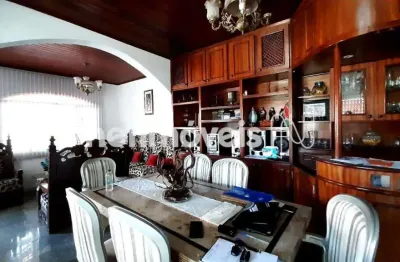 Casa com 3 quartos à venda na Rua Maria José de Jesus, Camargos, Belo Horizonte