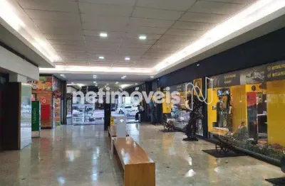 Elevador panorâmico e uma praça de alimentação com vista para o buritis.