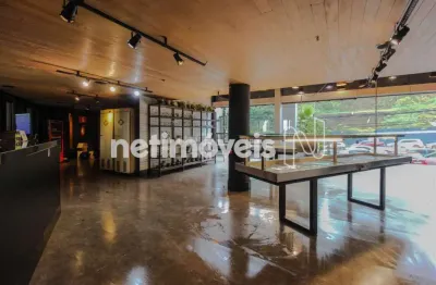 Excelente conjunto de lojas com metragem total de 977,79 m²;