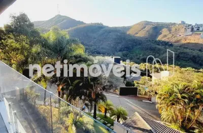 Sauna com entrada direto para a piscina e espaço de convivência.