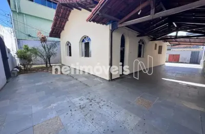 Excelente Casa com 03 quartos e barracão nos fundos no Santa Cruz!