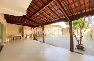 Casa com 3 quartos à venda na Rua Jonas Vanucci Lins, Paquetá, Belo Horizonte