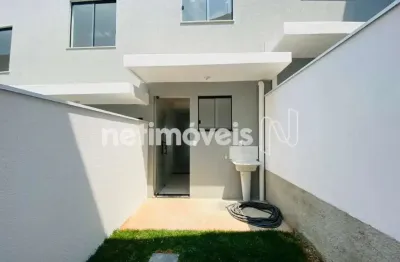 Casa geminada, novíssima, 2 pavimentos, gramado nos fundos, com sacada e lavabo, 2 vagas.