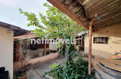 Seu Refúgio na Rua Senhora das Mercês: Casa com Quintal e Lote de 336m²;