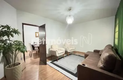 Casa com 3 quartos à venda na Rua José de Assis, Camargos, Belo Horizonte