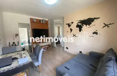 Excelente casa em condominio com área externa com cobertura parcial e churrasqueira;