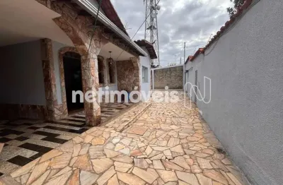 Casa com 3 quartos à venda na Rua Manoel Teixeira Camargos, João Pinheiro, Belo Horizonte