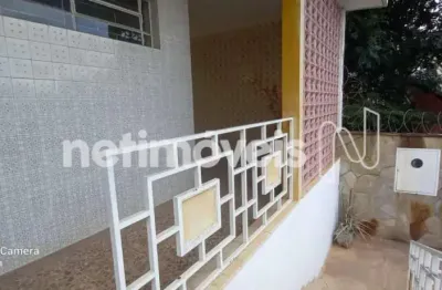 Casa ampla com dois níveis e excelente distribuição de espaços
