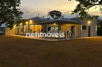 Casa de alto padrão, com 4 quartos, condomínio fechado em funilândia.