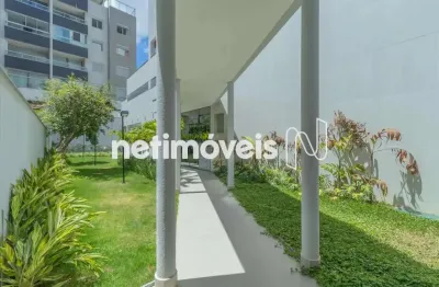 Apartamento com vista, elevador, salão de festas, academia, suíte e lavabo, 2 vagas.